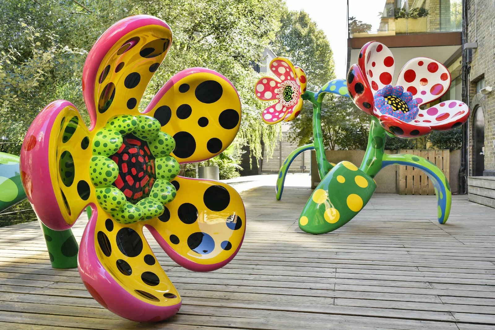 Yayoi Kusama escultura al aire libre de flores titulada Flowers that speak all about my heart given to the sky